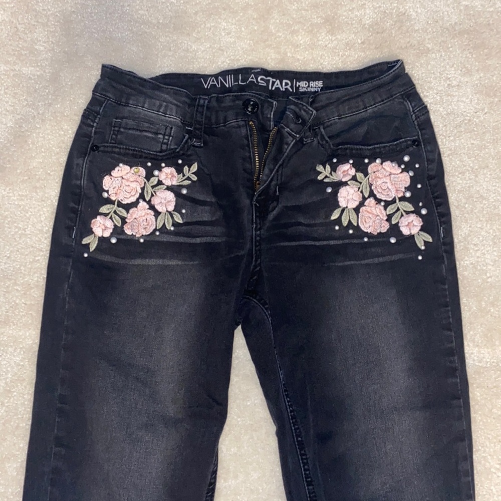 Vanilla Star mid-rise, black, distressed skinny jeans. Flower embroidery.